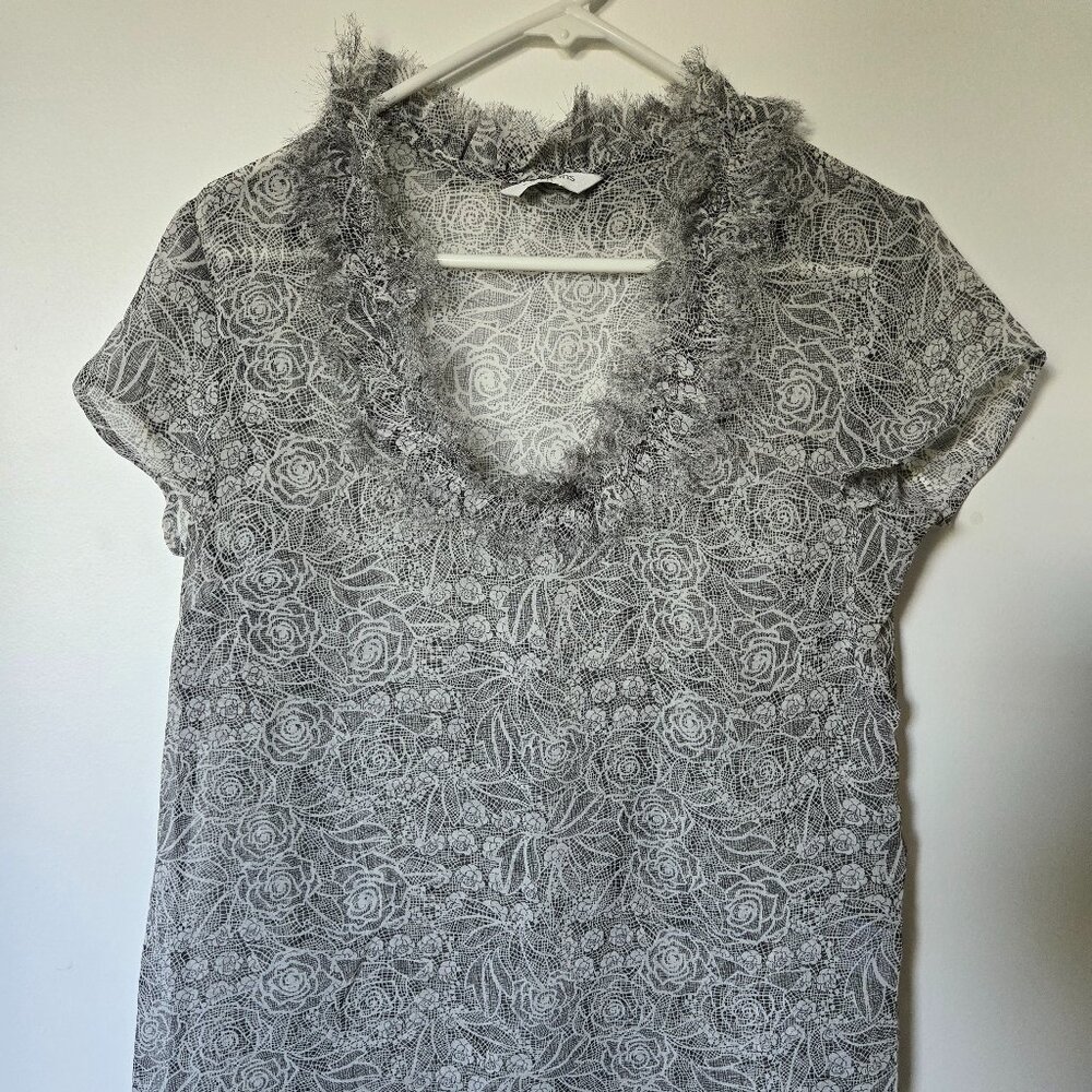 Stunning black & white floral blouse with beautiful cleavage rim